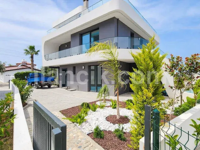 Girne Lapta'da Satılık 4 Yatak Odalı Lüks Villa - 4