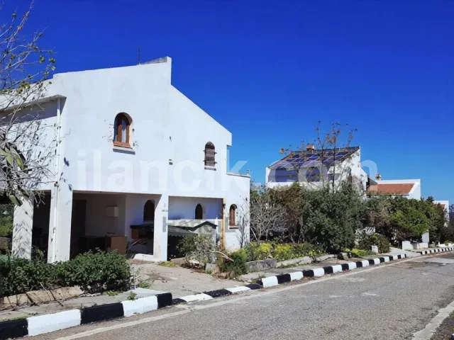 Sadrazamköy'de Satılık 3 Odalı Deniz Kenarı Villa - 2