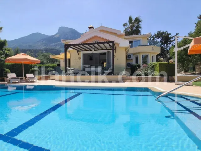Satılık 4 Yatak Odalı Lüks Villa - Karşıyaka, Girne