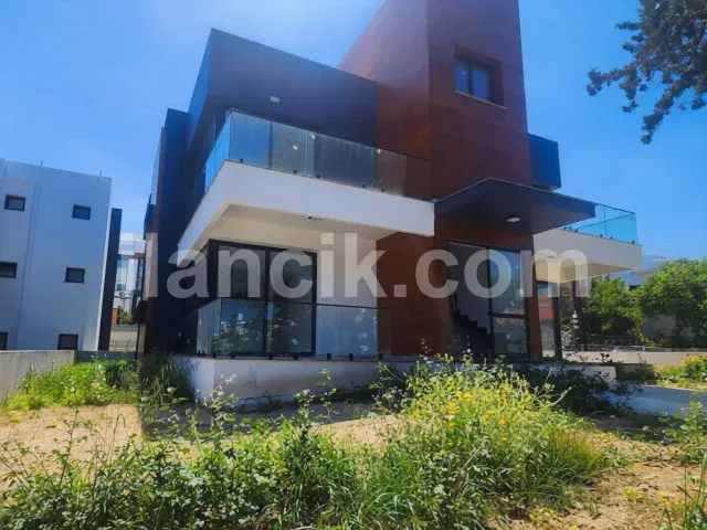 Alsancak'ta Satılık 2 Yatak Odalı Daire - Bahçeli ve Havuzlu - 3