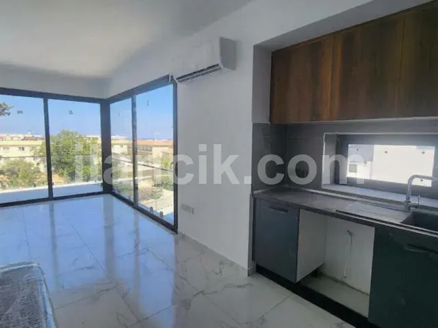Alsancak'ta Satılık 2 Yatak Odalı Penthouse - Havuzlu Site - 3