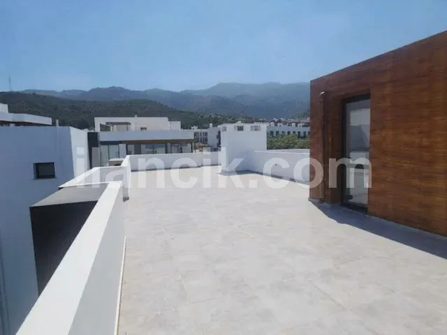 Alsancak'ta Satılık 2 Yatak Odalı Penthouse - Havuzlu Site - 19