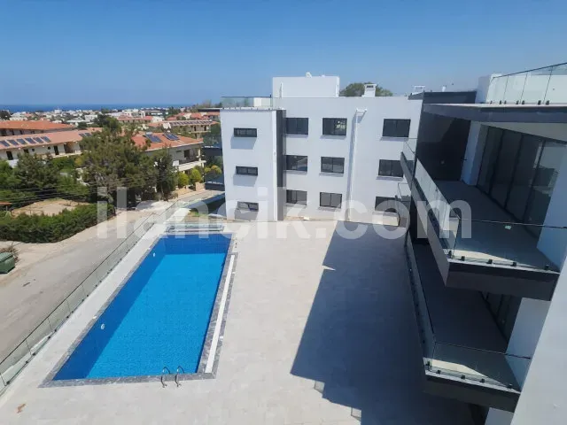 Alsancak'ta Satılık 2 Yatak Odalı Penthouse - Havuzlu Site - 20