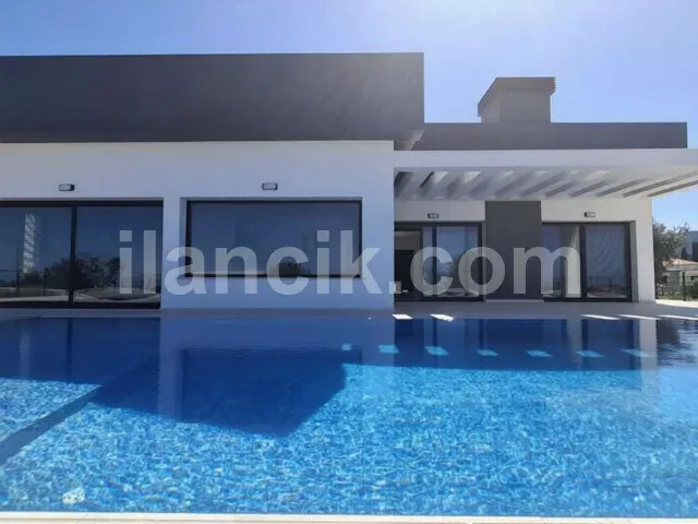 Esentepe'de Satılık Deniz Manzaralı Havuzlu 3+1 Lüks Villa