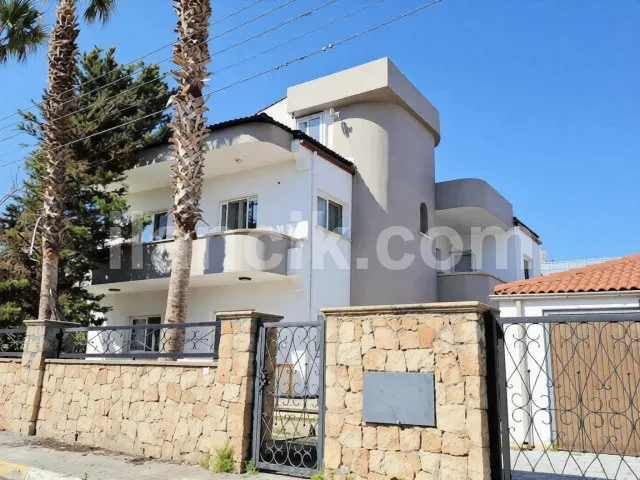 Satılık 5+1 Villa Karaoğlanoğlu Girne - Havuzlu ve Garajlı