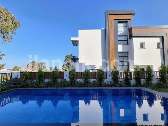 Satılık 4 Yatak Odalı Lüks Villa - Alsancak, Girne