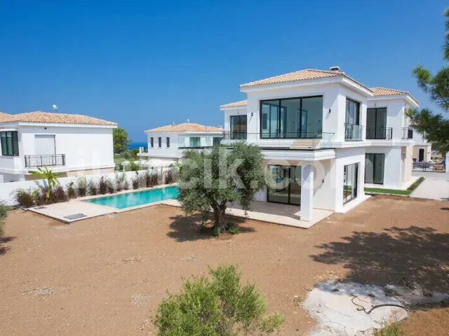 Bellapais'te Satılık 4 Yatak Odalı Lüks Villa - 18