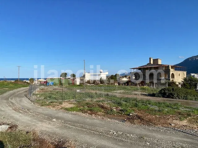 Karşıyaka'da Satılık Konut İmarlı Arsa - Girne - 3