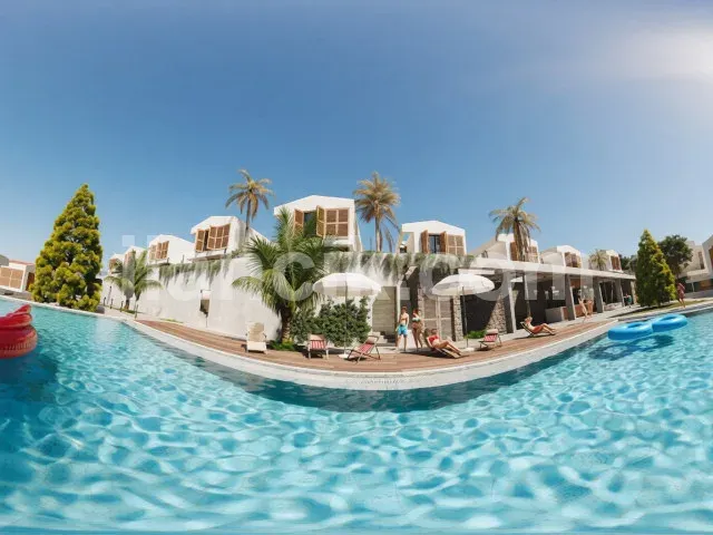 Nafes Kesen Deniz ve Dağ Manzarasından En İyi Şekilde Yararlanmak İçin Tasarlanmış 20 Villa ve Teraslı Evden Oluşan Güzel Havuzlu Bir Site.
