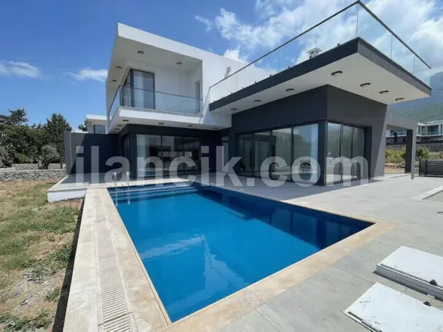 Satılık 4 Yatak Odalı Havuzlu Villa - Alsancak, Girne