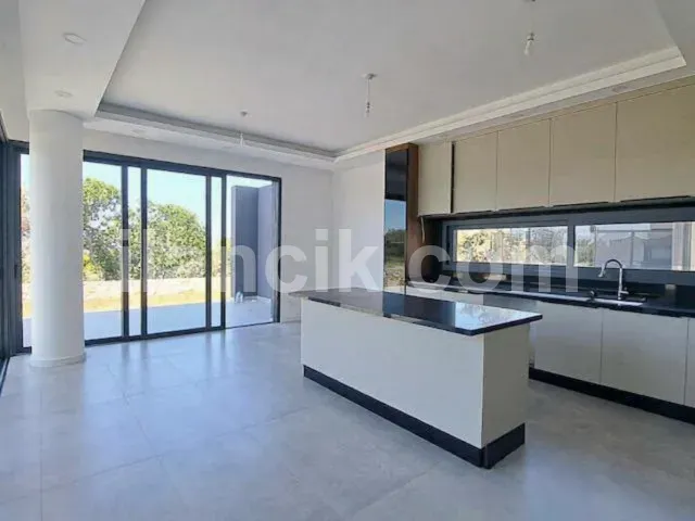 Satılık 4 Yatak Odalı Havuzlu Villa - Alsancak, Girne - 2