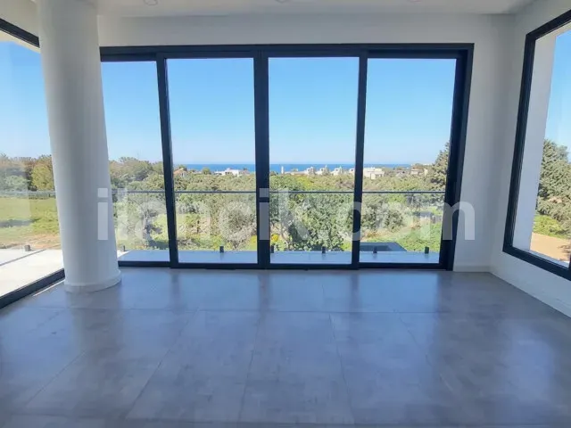 Satılık 4 Yatak Odalı Havuzlu Villa - Alsancak, Girne - 3