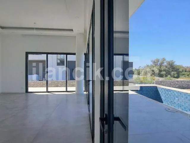 Satılık 4 Yatak Odalı Havuzlu Villa - Alsancak, Girne - 9