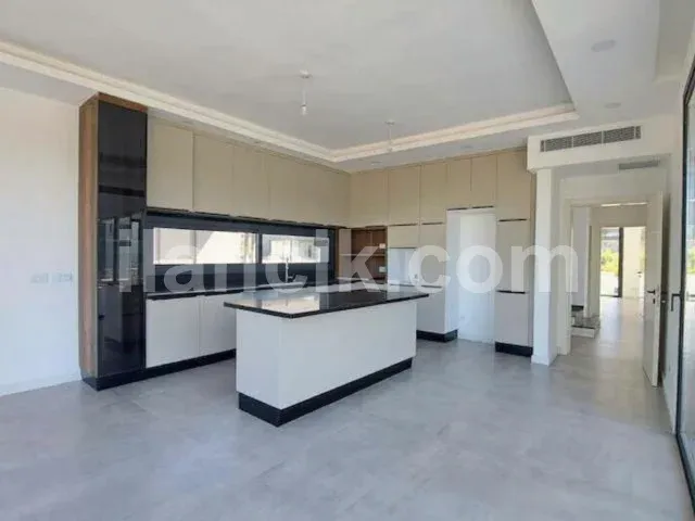 Satılık 4 Yatak Odalı Havuzlu Villa - Alsancak, Girne - 10