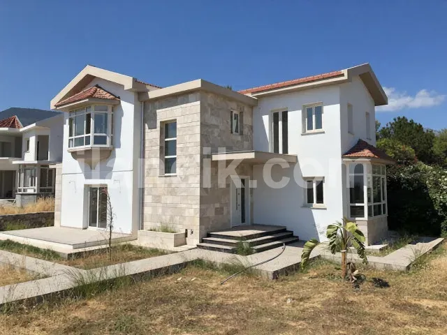 Alsancak'ta Satılık 3 Yatak Odalı Müstakil Villa