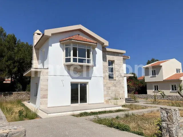 Alsancak'ta Satılık 3 Yatak Odalı Müstakil Villa - 2