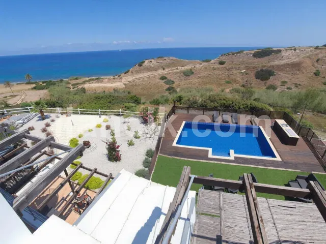 Satılık 5 Yatak Odalı Villa - Bahçeli, Girne