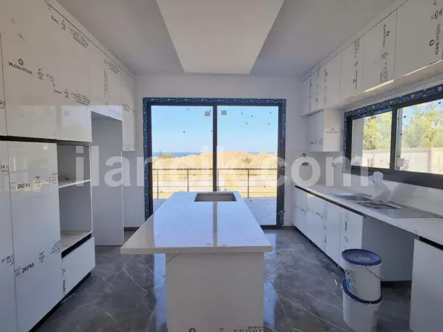 Alsancak'ta Satılık 3 Yatak Odalı Muhteşem Manzaralı Villa