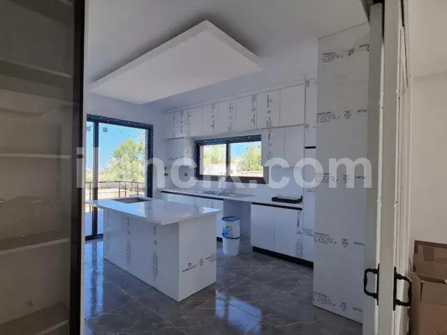 Alsancak'ta Satılık 3 Yatak Odalı Muhteşem Manzaralı Villa - 2