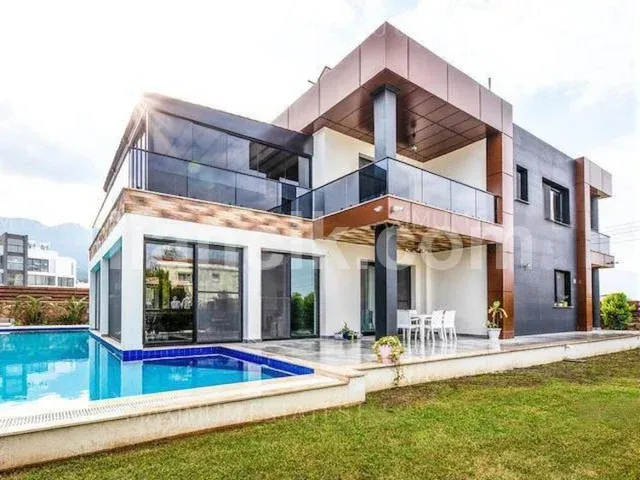 Edremit'te Denize Yakın Satılık Lüks Villa