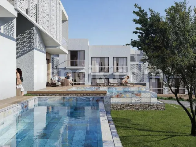 Karşıyaka'da Satılık 1+1 Dağ ve Deniz Manzaralı Daire