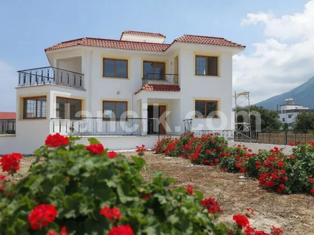 Lapta'da Satılık 4 Yatak Odalı Lüks Villa