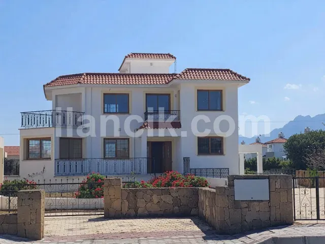 Lapta'da Satılık 4 Yatak Odalı Lüks Villa - 7