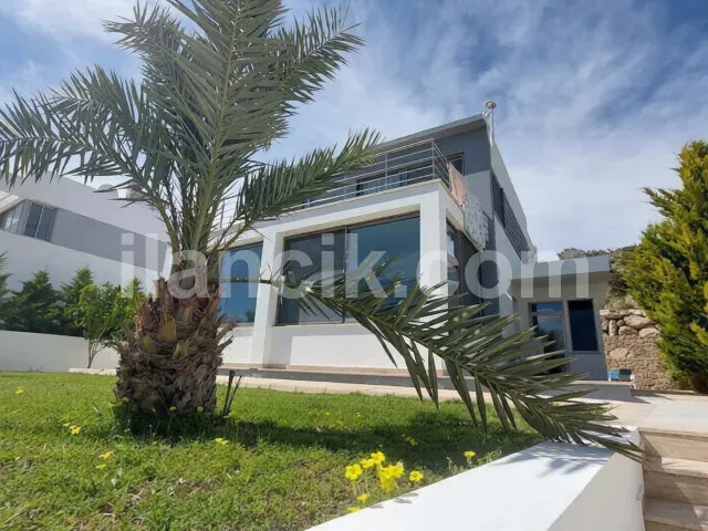Alagadi'de Satılık 4 Yatak Odalı İki Katlı Müstakil Villa