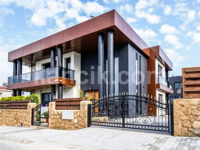 Satılık 4 Yatak Odalı Lüks Villa - Edremit, Girne