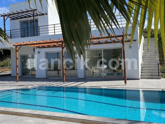 Bahçeli'de Satılık 3 Odalı Villa - Girne
