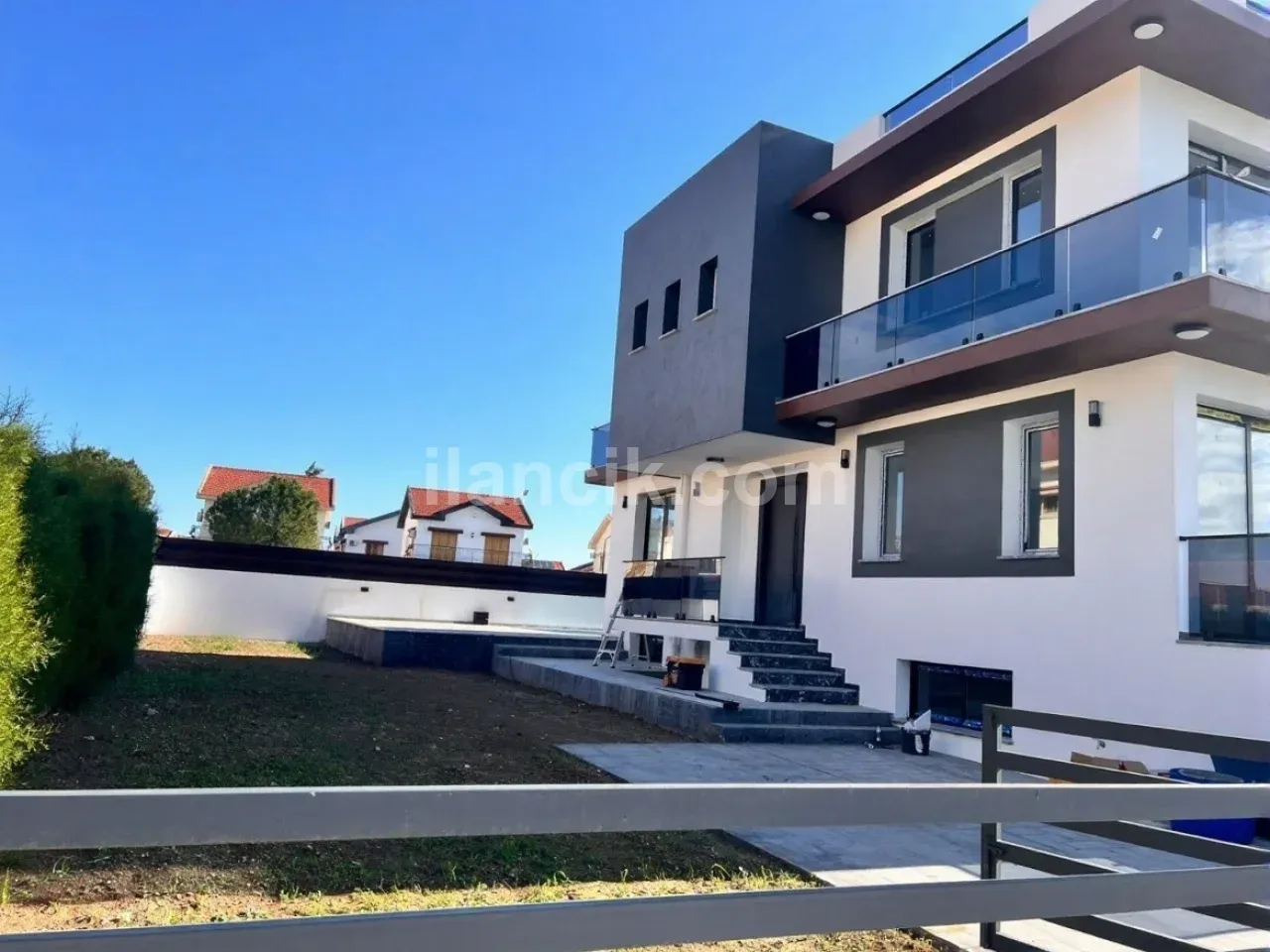 Ötüken’de Satılık 3+1 Triplex Havuzlu Villa – Bodrum Katlı, Üst Teraslı, 4 Banyolu, Vadeli Ödeme