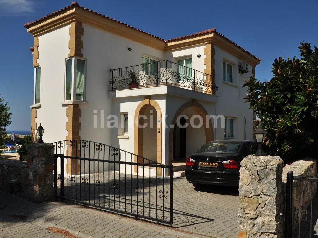 Girne Karşıyaka bölgesinde 3+1 günlük havuzlu kiralık villa