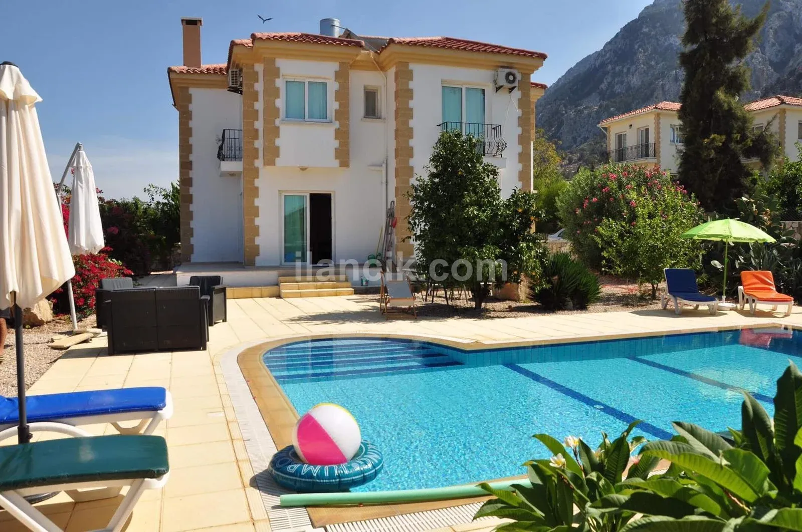 Girne Karşıyaka bölgesinde 3+1 günlük havuzlu kiralık villa - 2