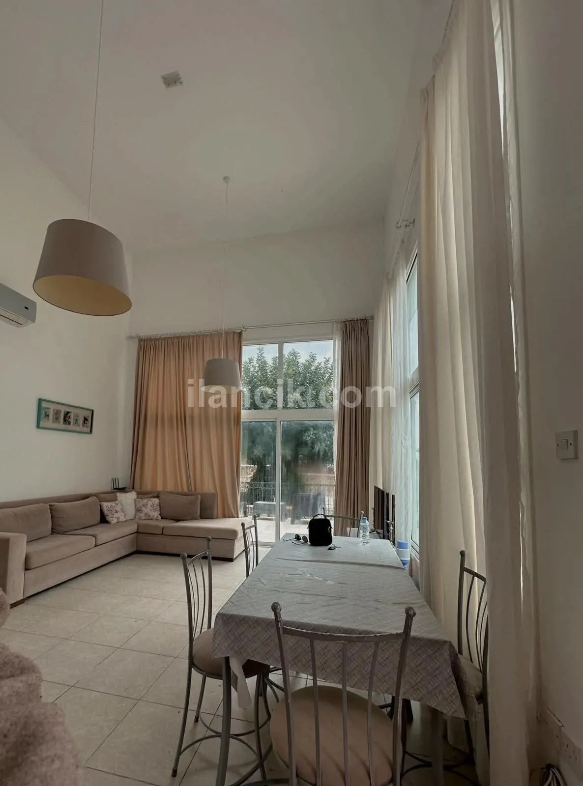 Girne Karşıyaka bölgesinde ortak yüzme havuzlu  deniz manzaralı 3+1 Kiralık villa  2