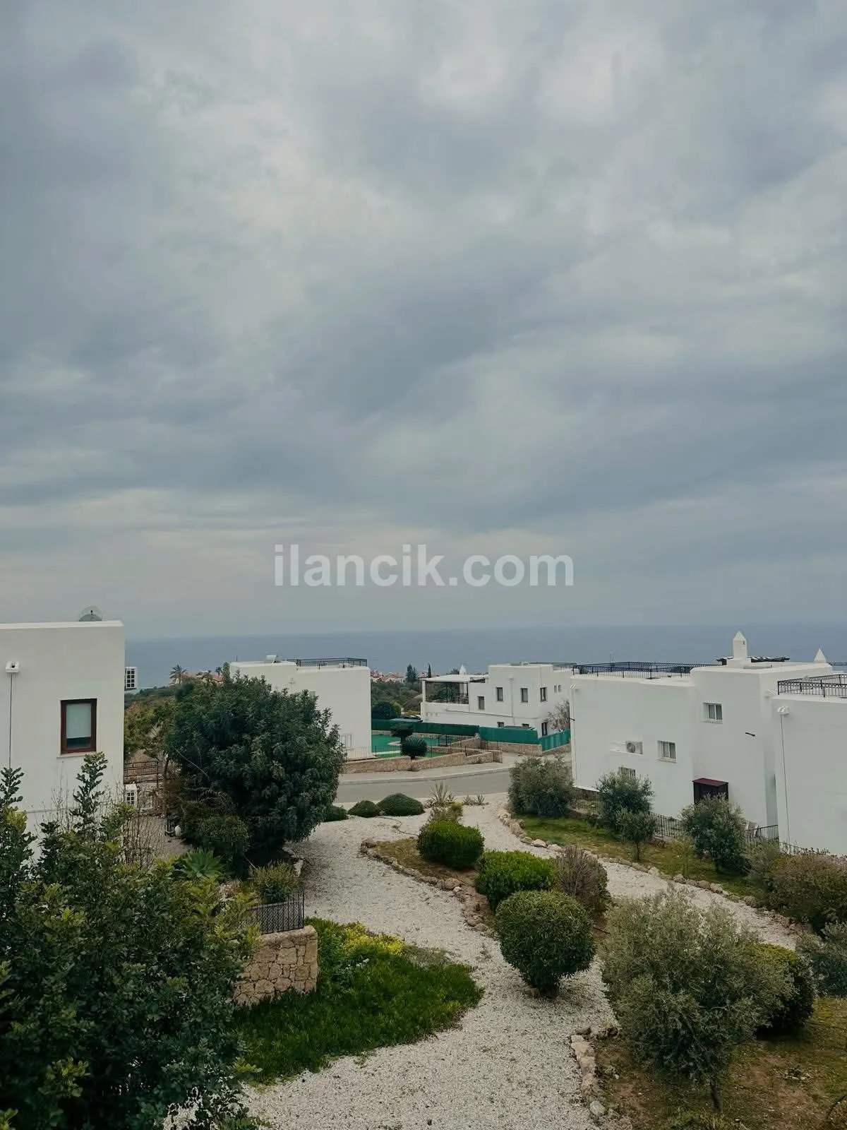 Girne Karşıyaka bölgesinde ortak yüzme havuzlu  deniz manzaralı 3+1 Kiralık villa  3