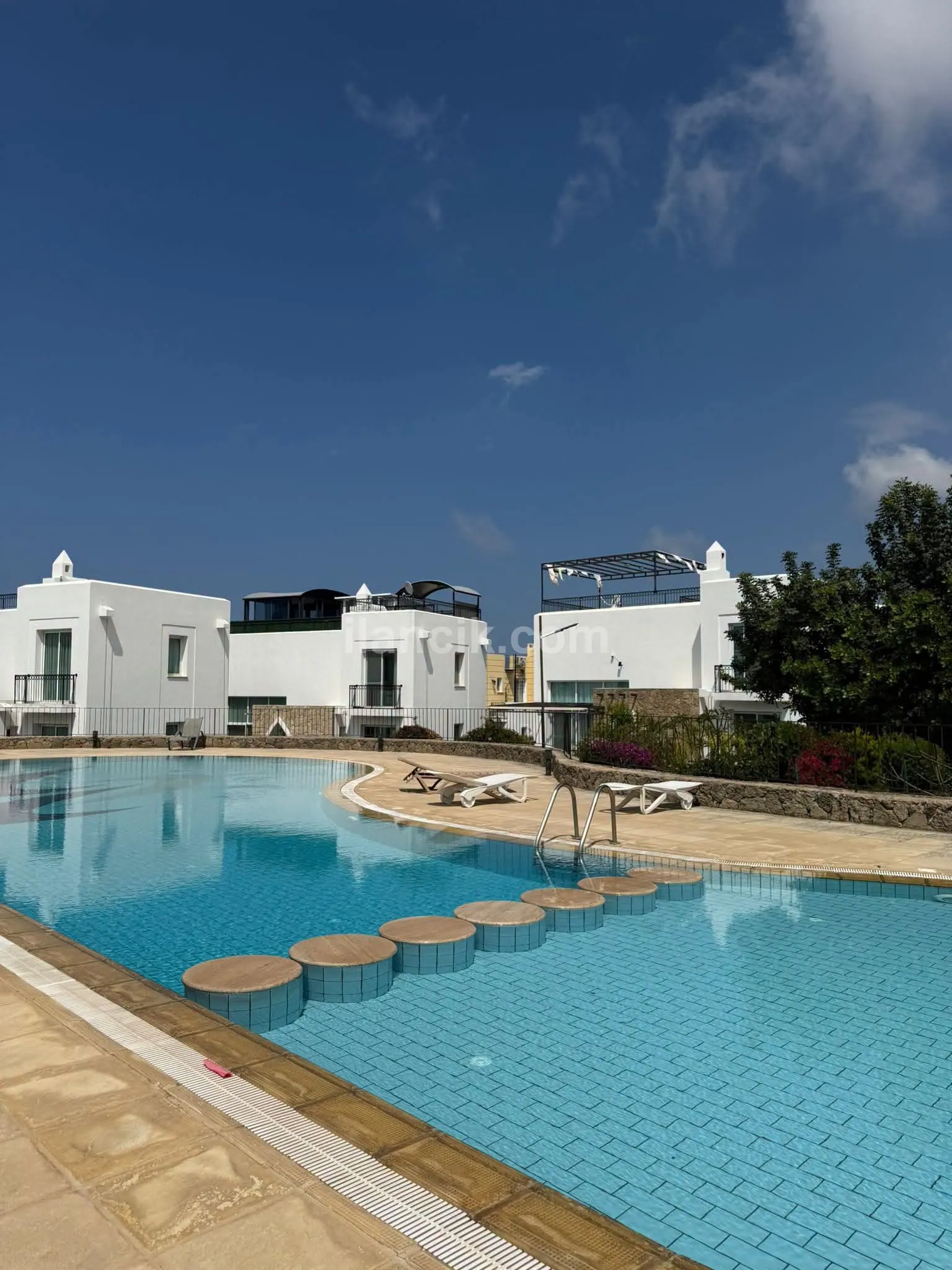 Girne Karşıyaka bölgesinde ortak yüzme havuzlu  deniz manzaralı 3+1 Kiralık villa 